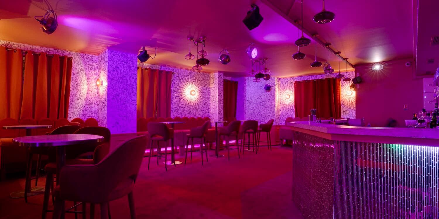 Bar du Cha Cha Club et ses assises, eclairage rose