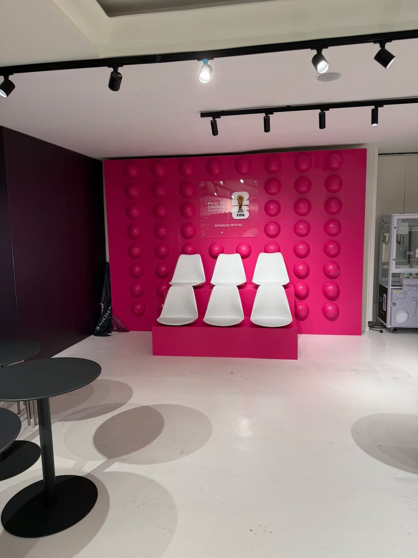 Mur de présentation et assises au fond du local