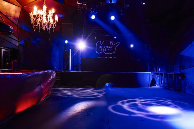 Rez-de-chaussee du Nouveau Casino, lustre et piste degagee
