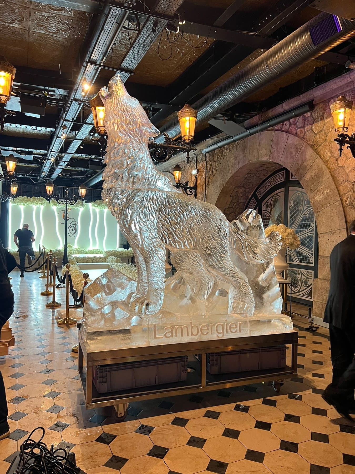 Sculpture de glace posée à l'entrée de la salle