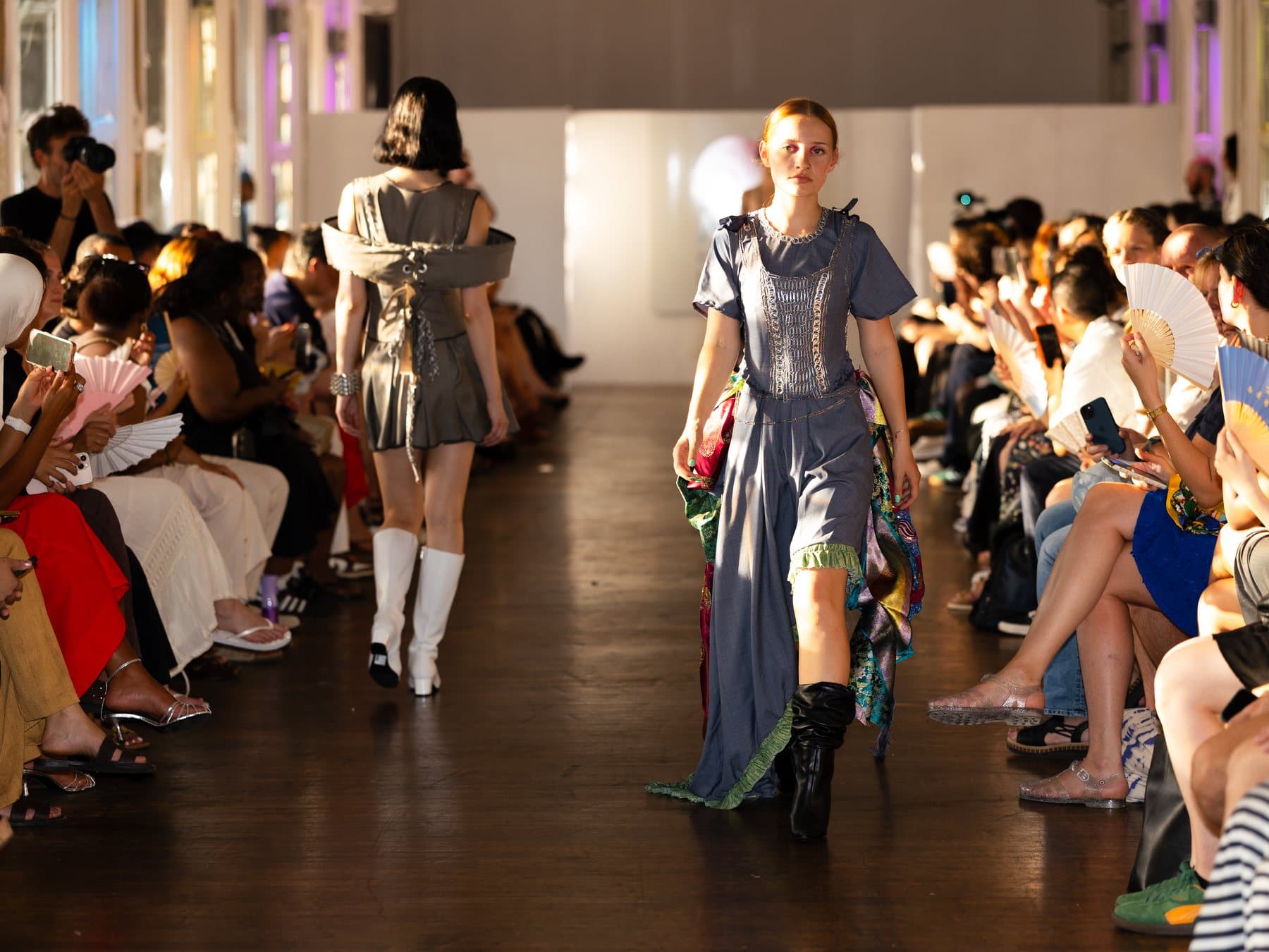 Création en mouvement sous les verrières du salon