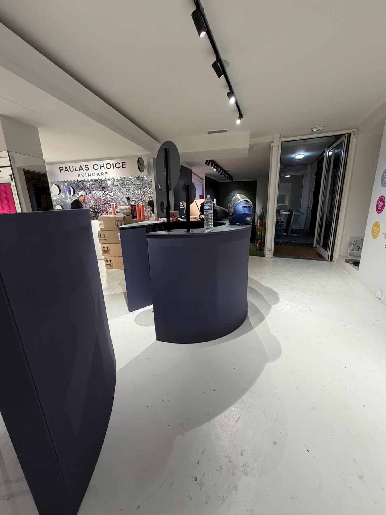 Îlots de présentation à l'entrée de la boutique