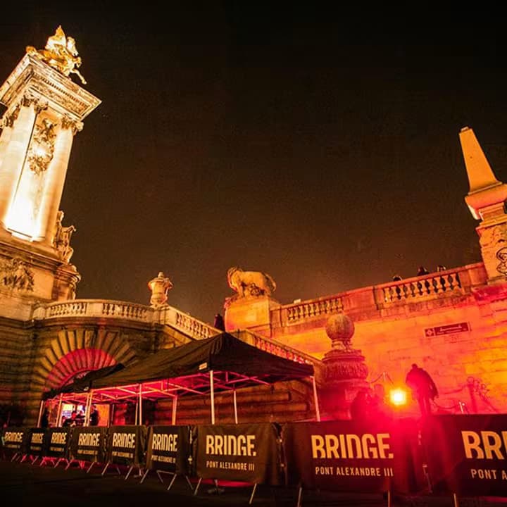 Terrasse d entree du Bridge sous le pont Alexandre III, enseigne allumee