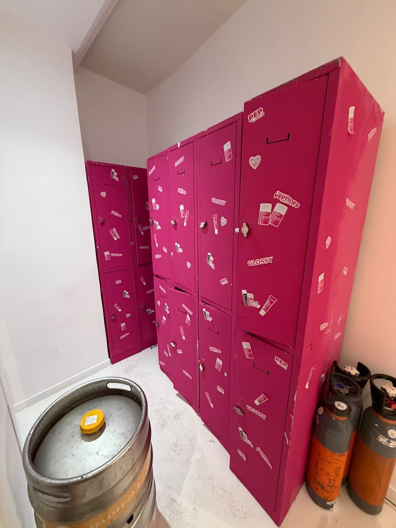 Mur de casiers de la boutique éphémère