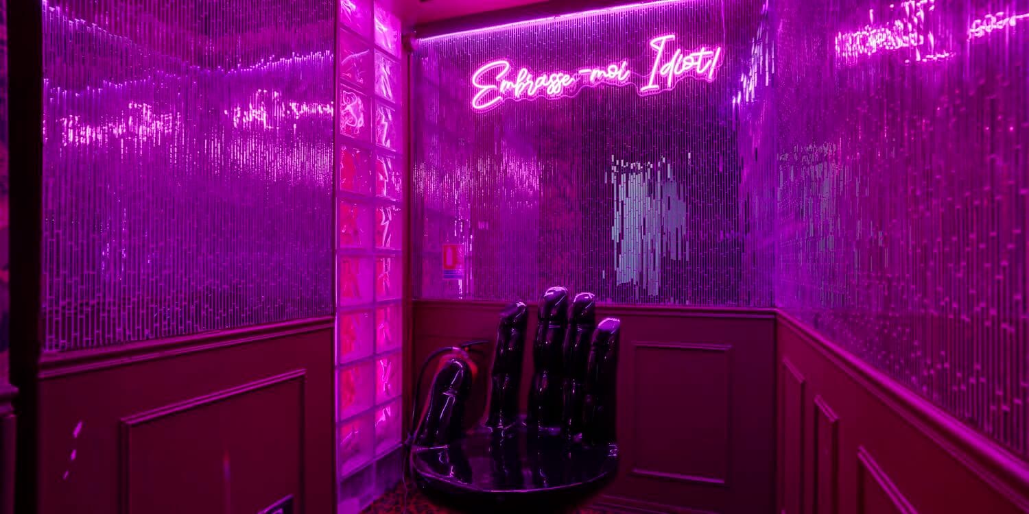 Couloir du Cha Cha Club avec enseignes lumineuses