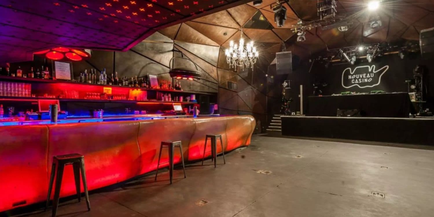 Bar du Nouveau Casino et ses tabourets, eclairage rouge
