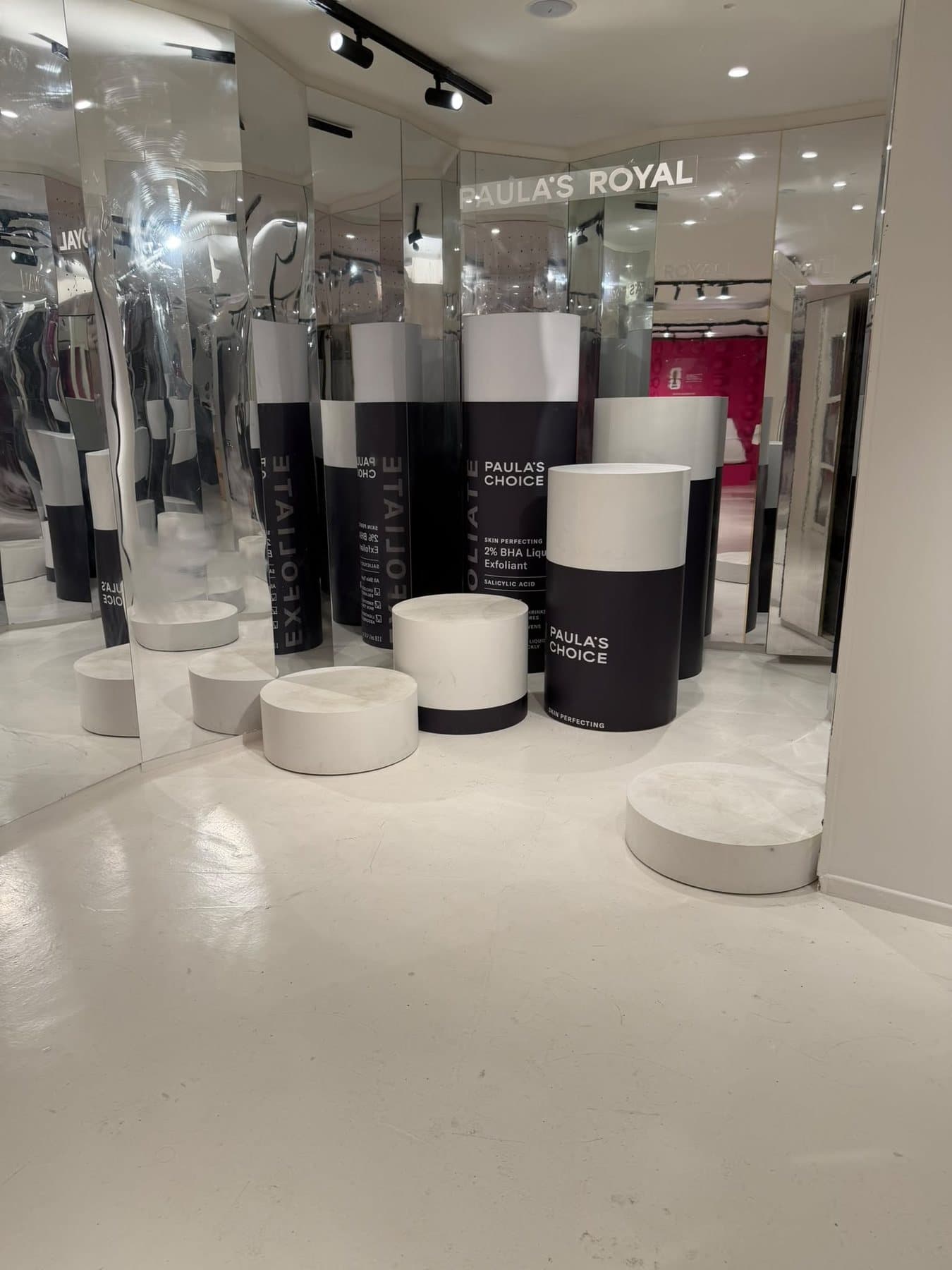 Présentoirs cylindriques au centre du local