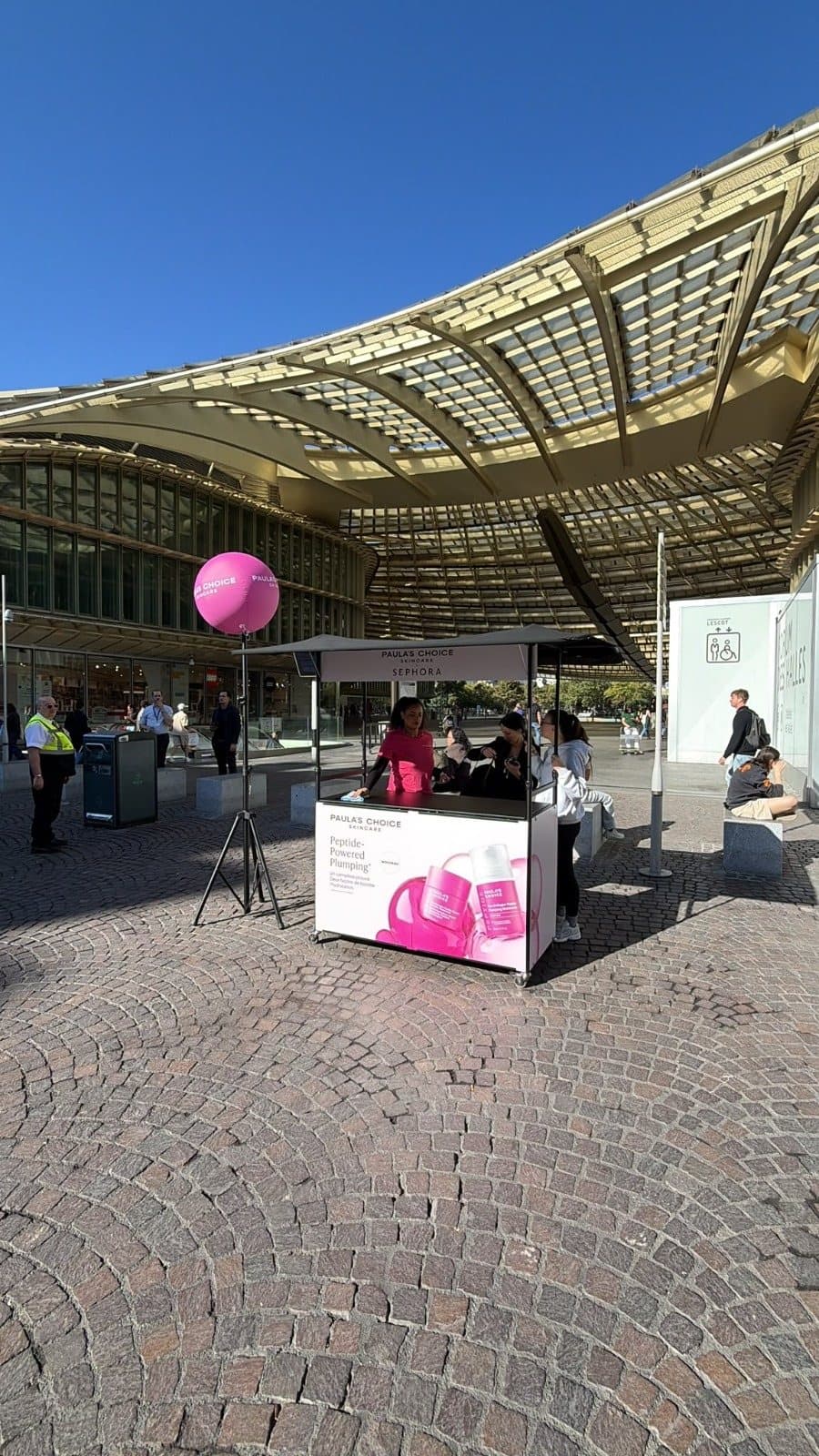 Le kiosque replié sous la verrière du parvis