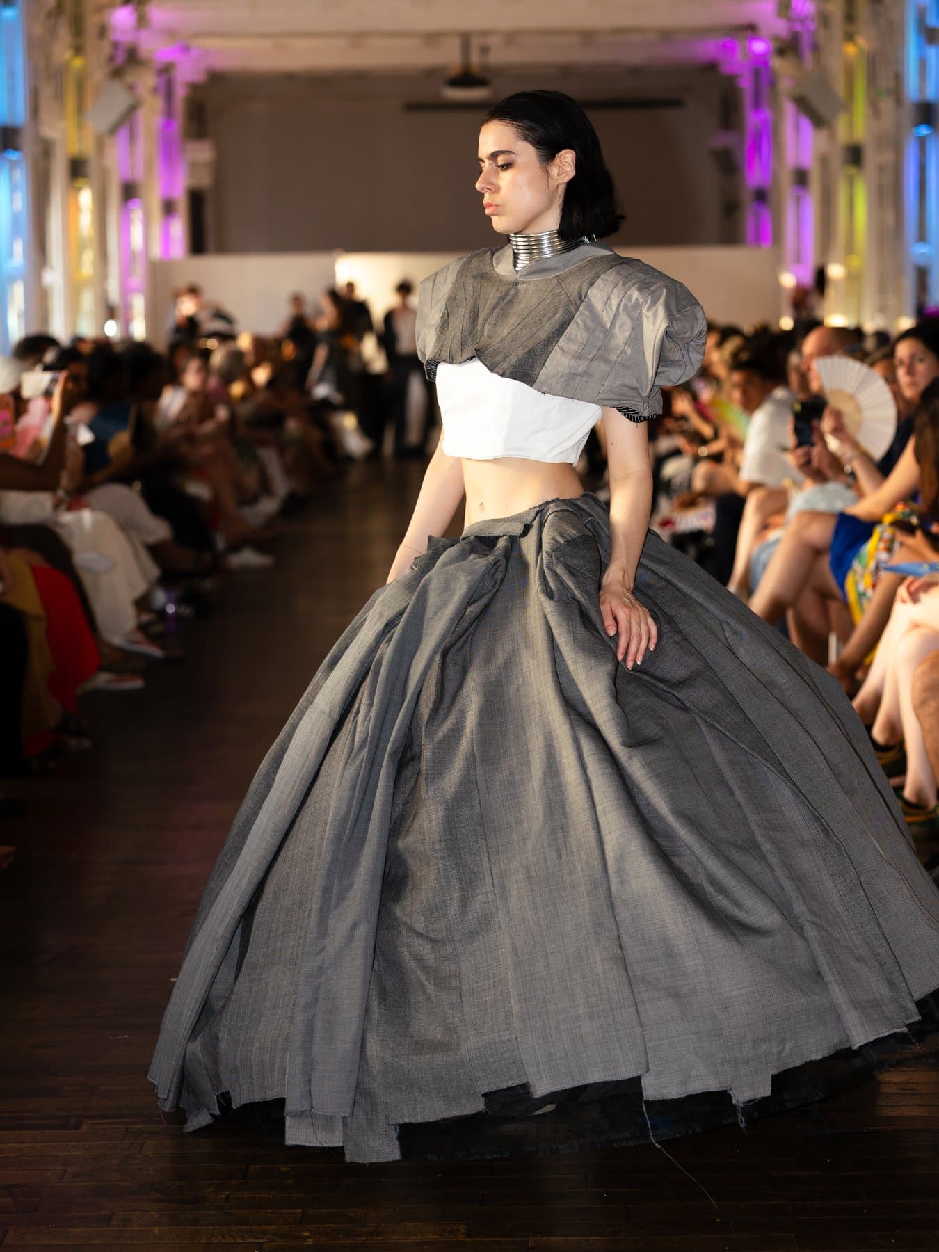 Robe longue présentée sur le podium