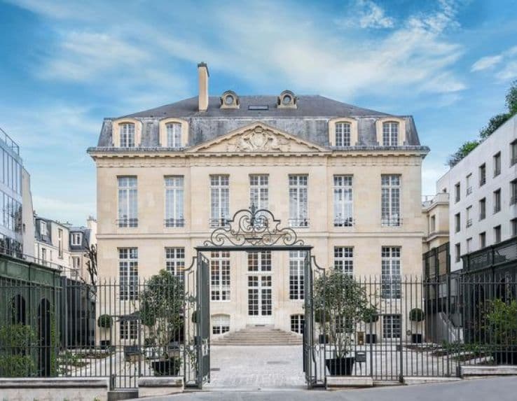Le Cercle LeBrun Facade
