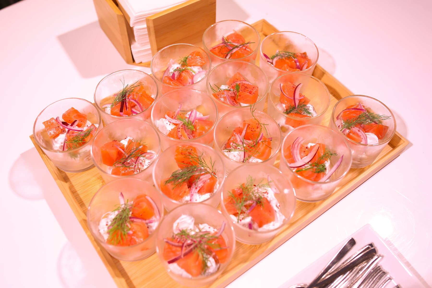 Verrines servies sur un plateau de service