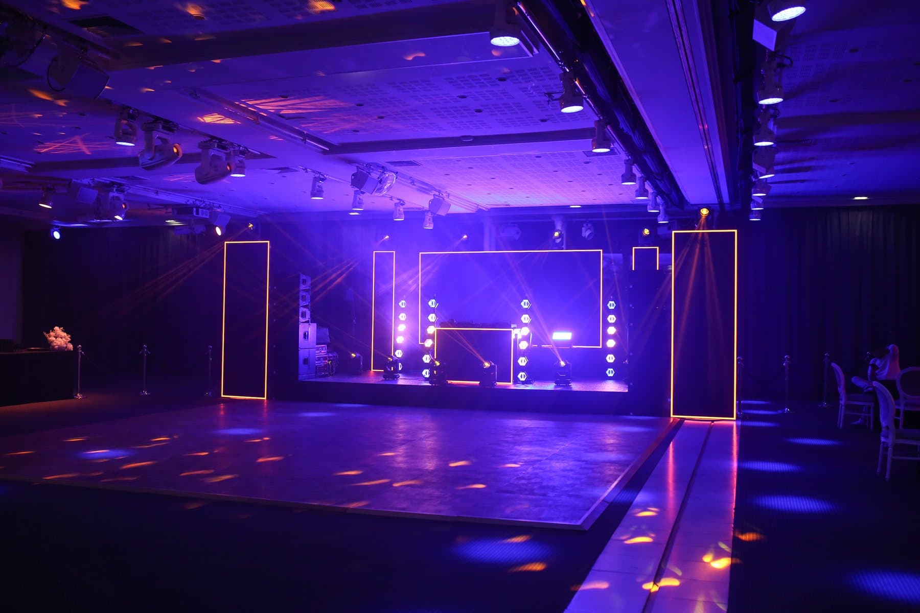 Grande salle du Pavillon d'Armenonville en lumière violette