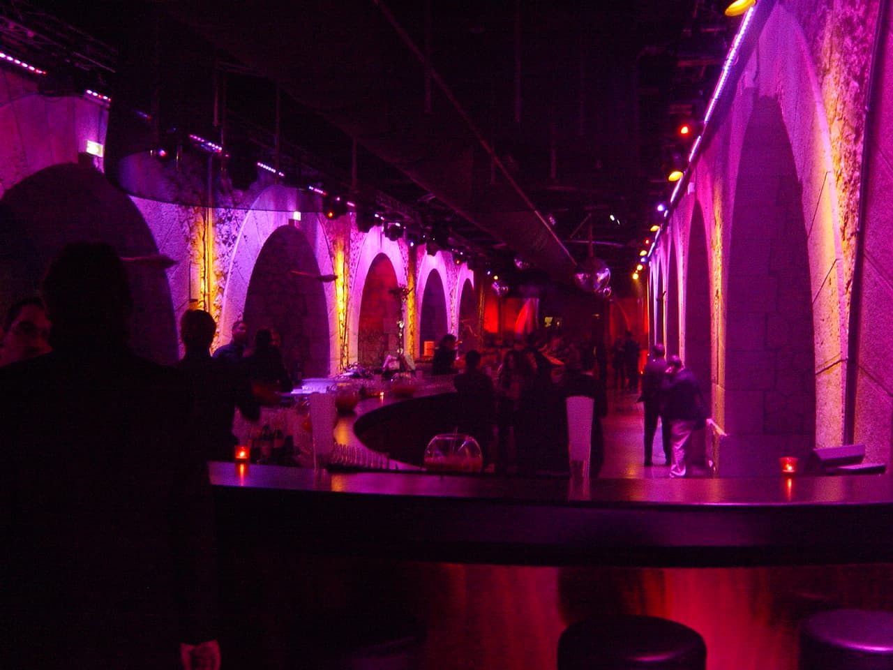 Espace assis le long des voutes, eclairage violet