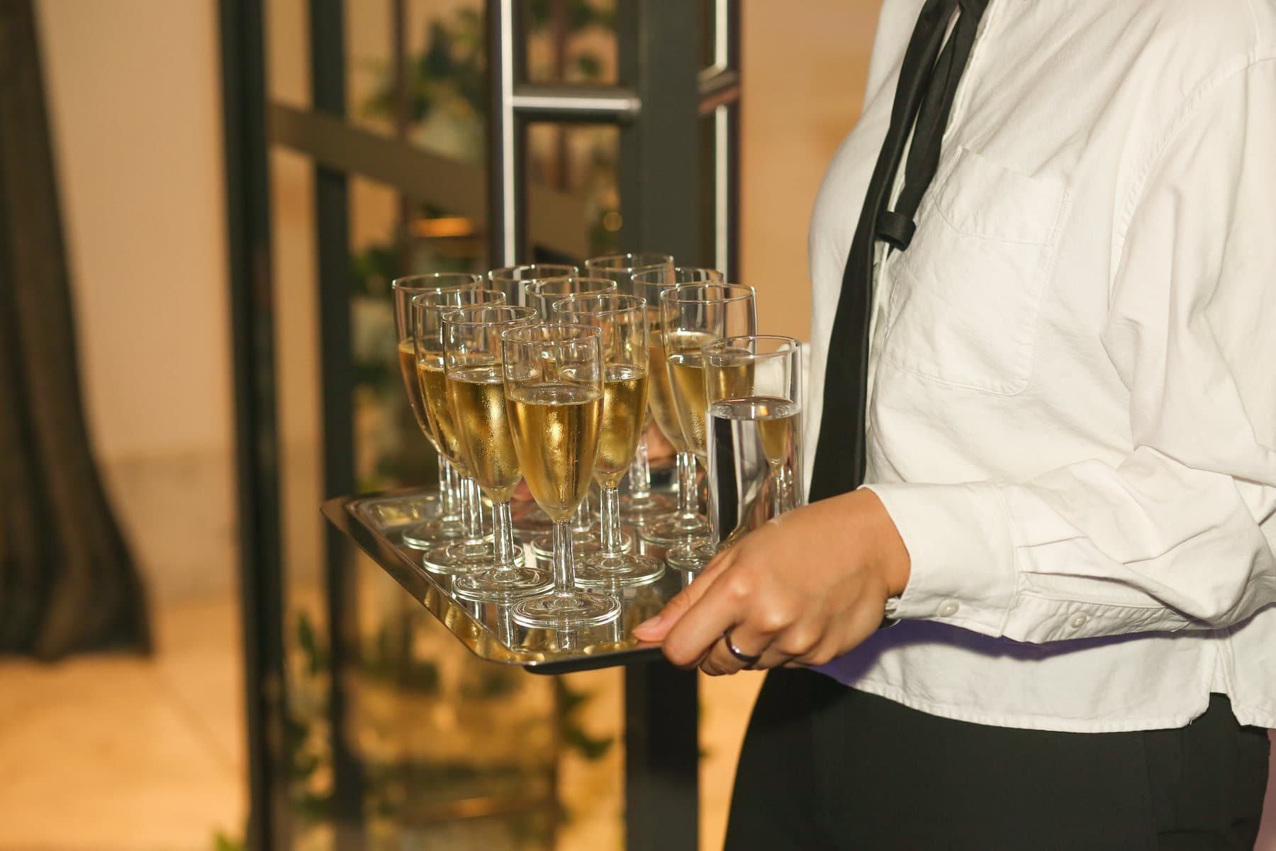 Service du champagne porté en salle