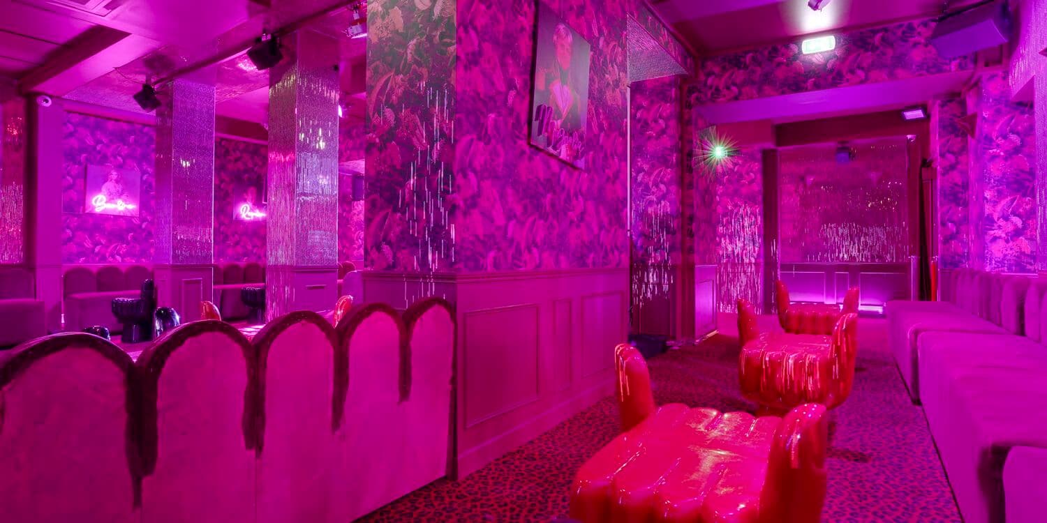 Banquettes et tables basses du salon du Cha Cha Club