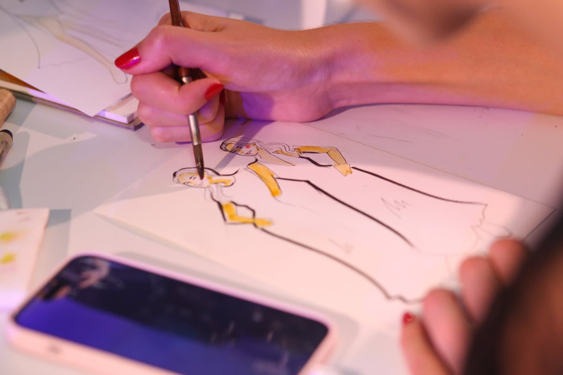 Atelier de calligraphie installé pendant la soirée