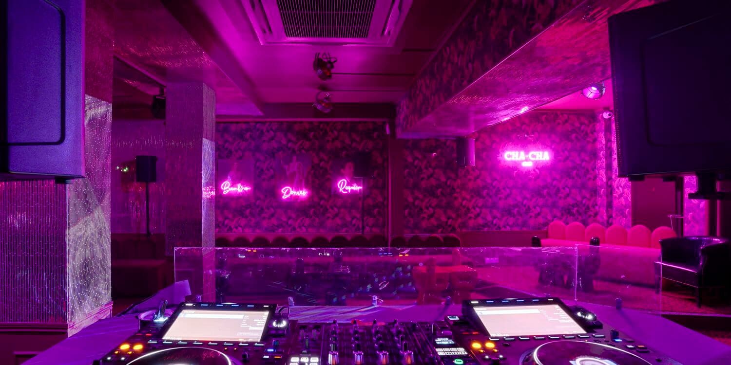 Regie DJ du Cha Cha Club face a la salle