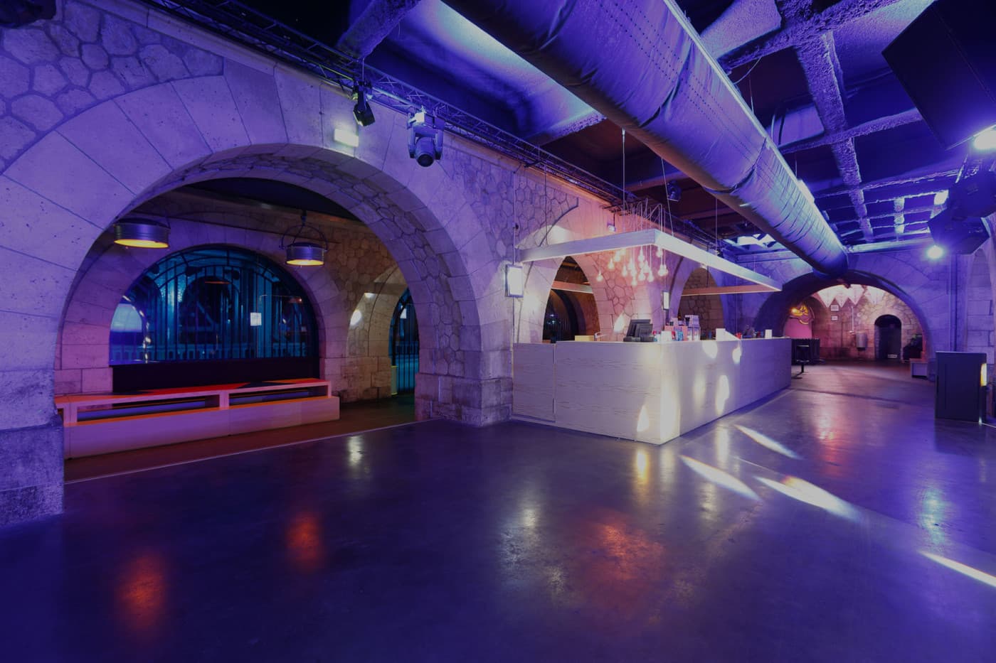 Salle voutee du Bridge en pierre claire, avant installation