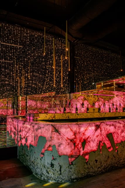 Bar contemporain avec comptoir lumineux et décoration LED