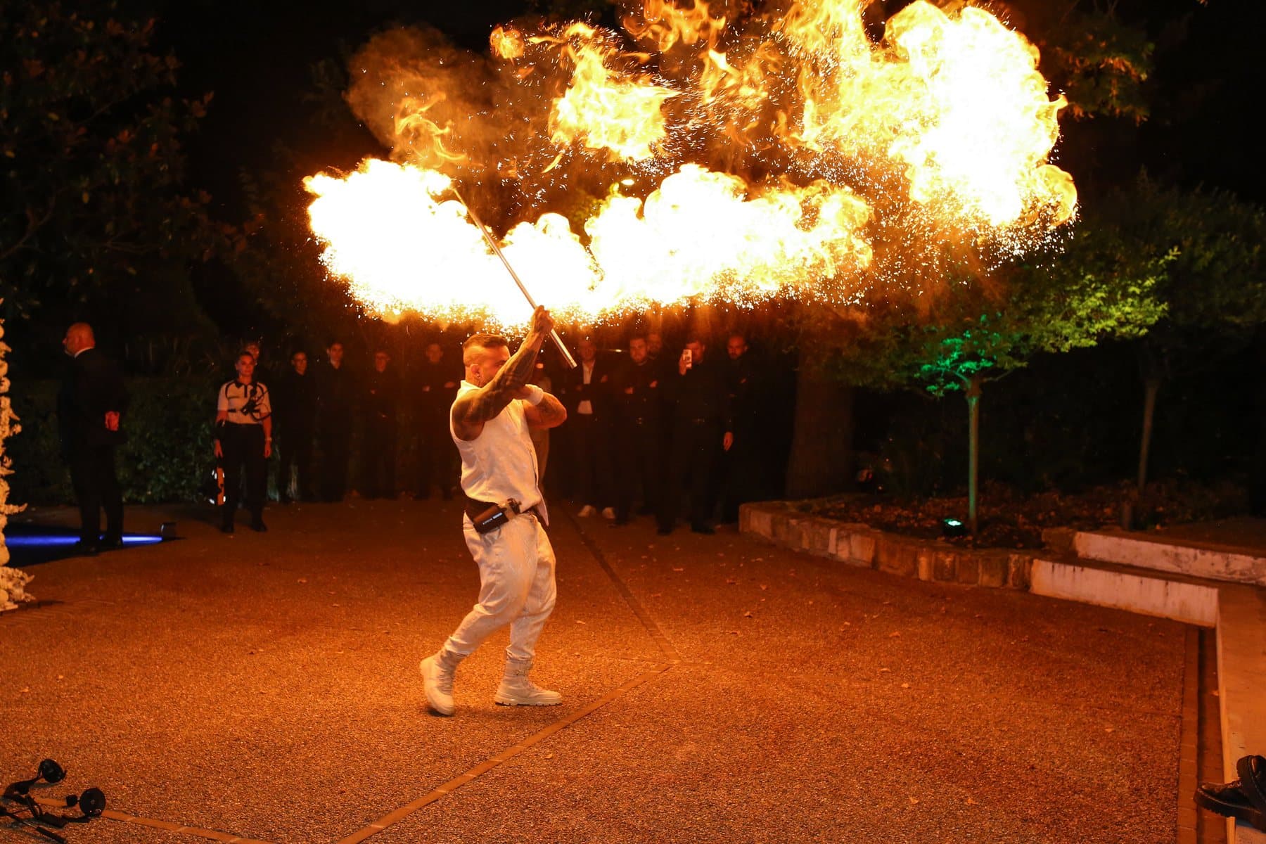 Numéro de cracheur de feu dans le parc, de nuit