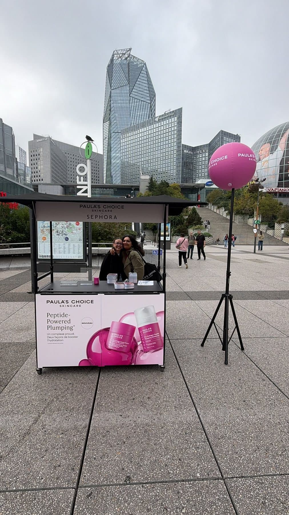 Kiosque de marque installé sur le parvis de La Défense
