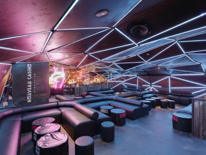 Espace VIP du Nouveau Casino, banquettes et plafond graphique