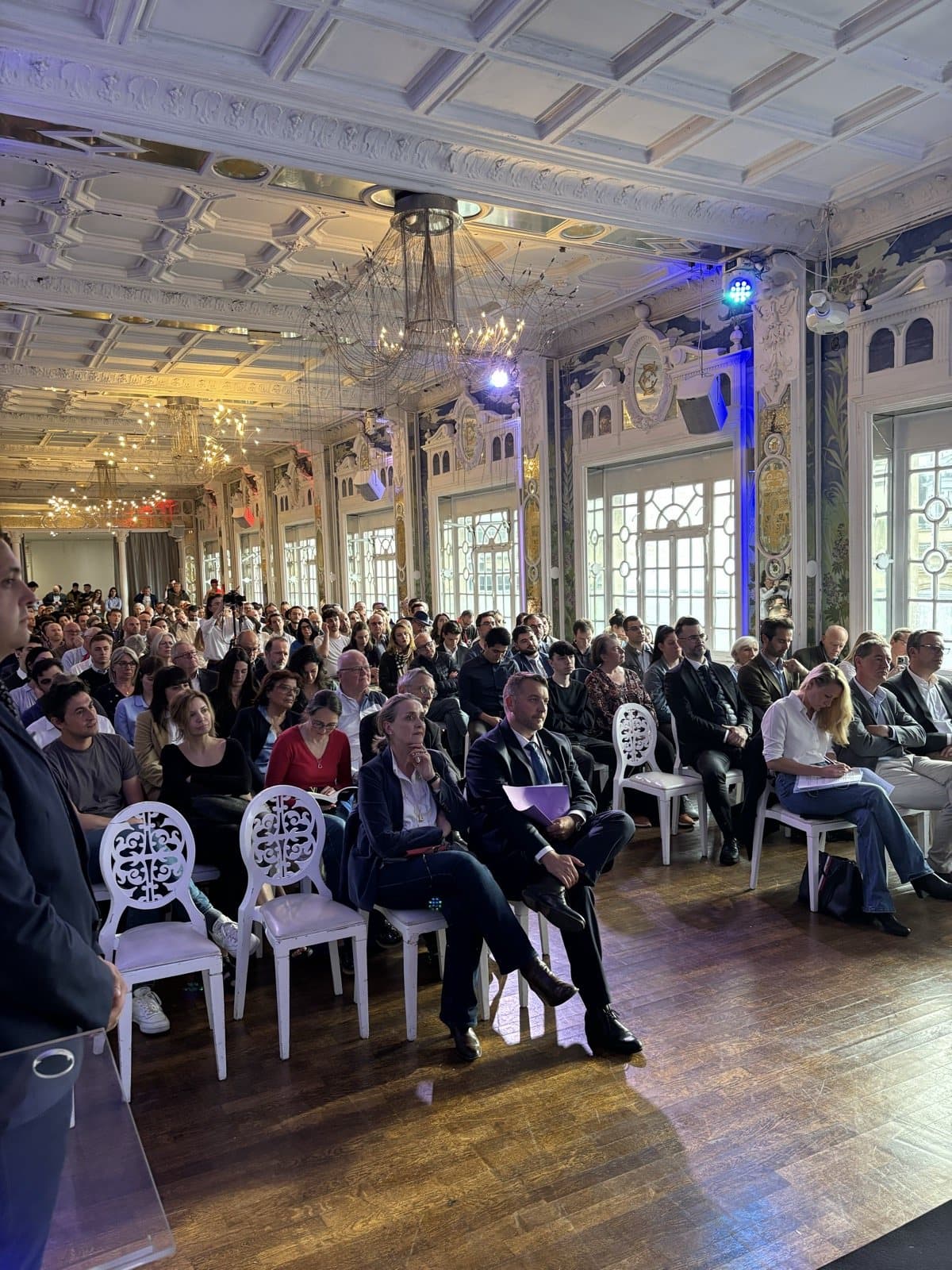 Vue d'ensemble de la salle en configuration conférence