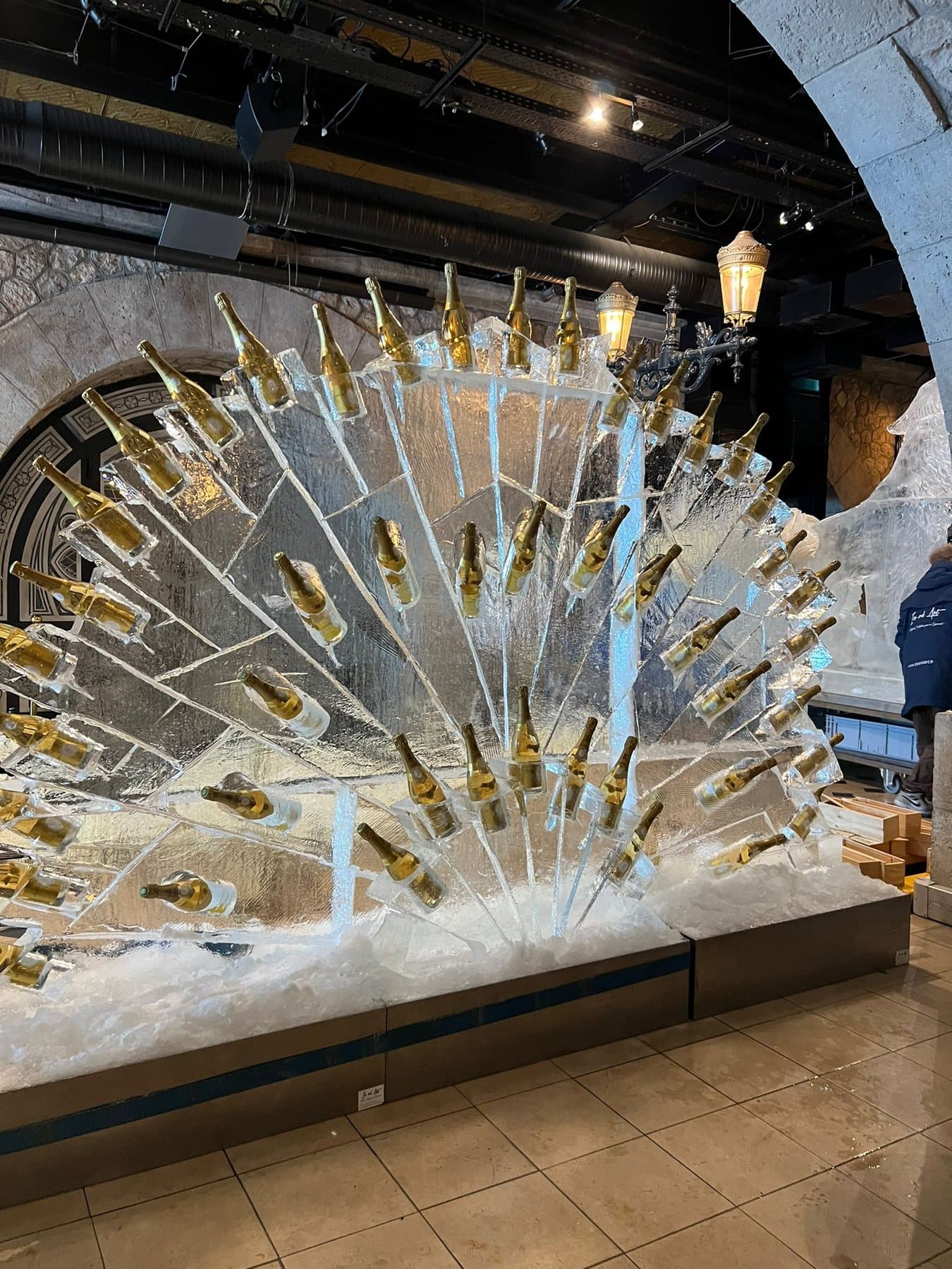 Roue de coupes de champagne montée sous les voûtes